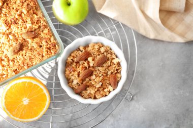 Elma gevrek ve raf, üstten görünüm soğutma üzerinde meyve ile ramekin