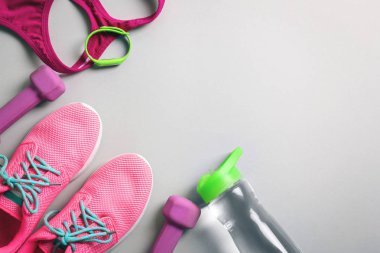 Spor malzeme ve ışık arka plan üzerinde egzersiz planı için boş alan. Düz yatıyordu kompozisyon