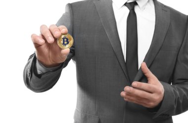 Beyaz arka planda, closeup altın bitcoin olan adam
