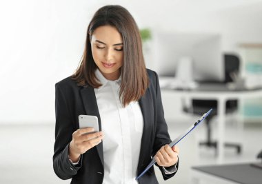 Hareket eden telefon içinde office ile çekici genç avukat