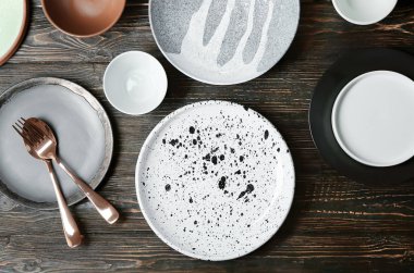 Seramik sofra ve ahşap arka plan, üstten görünüm üzerinde çatal bıçak takımı