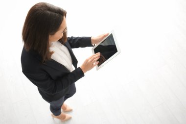 Tablet bilgisayar kapalı ile genç avukat