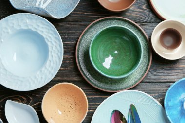 Ahşap arka plan üzerinde seramik sofra