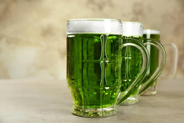 Ποτήρια Πράσινο Μπύρα Γκρι Φόντο Εορτασμός Της Ημέρας Του Αγίου — Φωτογραφία Αρχείου