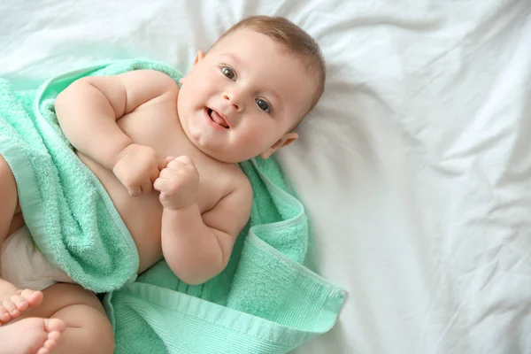 Lindo Bebé Con Toalla Después Bañarse Acostado Cama Casa — Foto de Stock