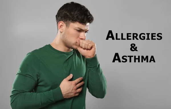 喘息や背景色でアレルギーの症状として咳で苦しんでいる若い男 — ストック写真