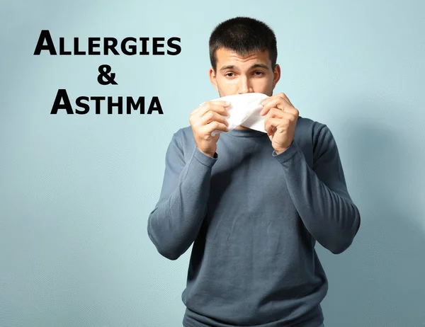 Молодой Больной Человек Симптомом Астмы Аллергии Цветном Фоне — стоковое фото