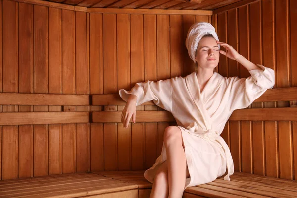 Sauna Ahşap Bankta Oturan Genç Kadın — Stok fotoğraf