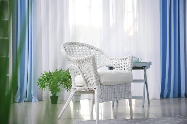 Interiér Elegantní Obývací Pokoj Pohodlným Proutěným Křeslem — Stock fotografie