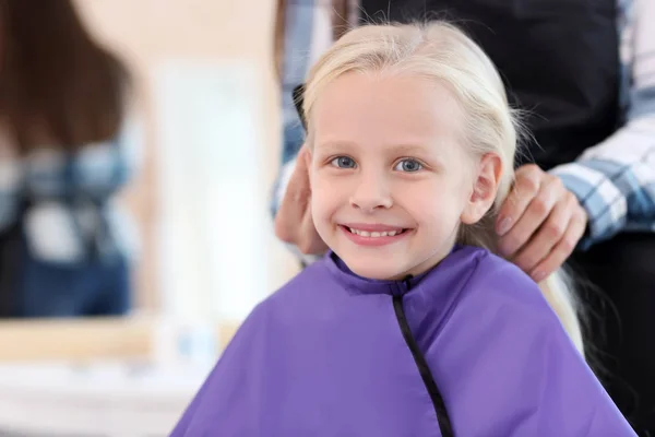 Parrucchiere Femminile Che Lavora Con Bambina Nel Salone Primo Piano — Foto Stock