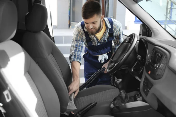 Trabajador Masculino Usando Aspiradora Coche — Foto de Stock