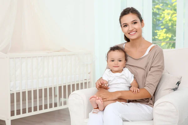 Mor Och Söt Baby Sitter Fåtölj Efter Bad Hemma — Stockfoto