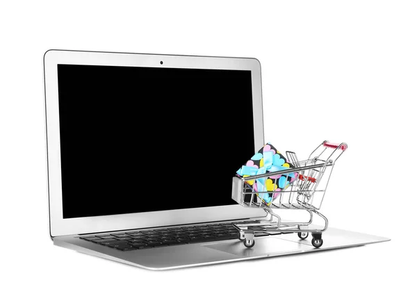 Laptop Piccolo Carrello Con Confezione Regalo Sfondo Bianco Internet Shopping — Foto Stock