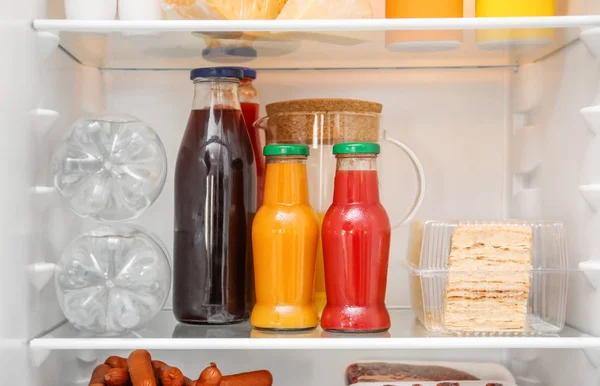 Botellas Con Jugo Agua Estante Del Refrigerador —  Fotos de Stock