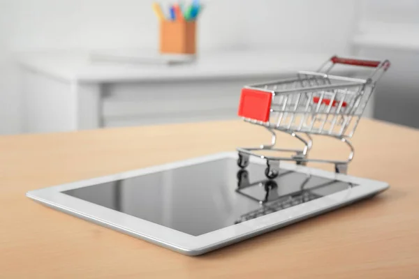 Computer Tablet Piccolo Carrello Sul Tavolo Internet Shopping Concept — Foto Stock