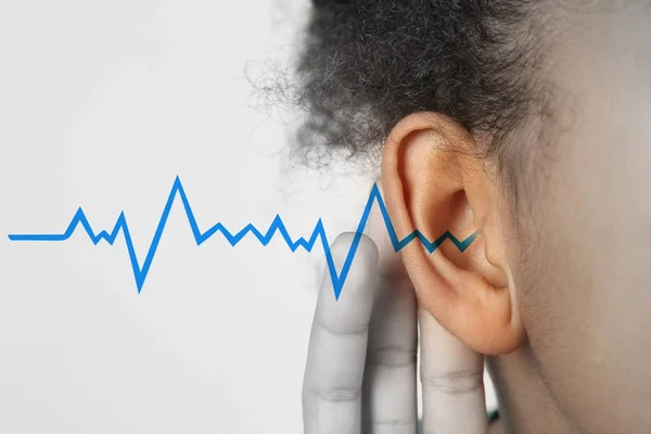 Afričan Americká Dívka Příznakem Ztráty Sluchu Světlé Pozadí — Stock fotografie