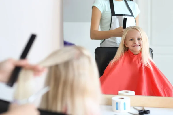 Friseurin Arbeitet Mit Kleinem Mädchen Salon — Stockfoto