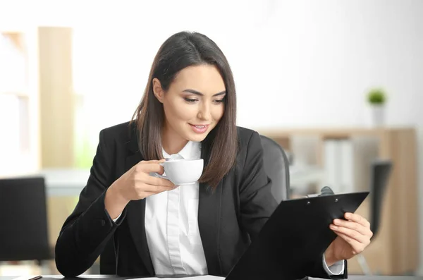 Aantrekkelijke Jonge Advocaat Drinken Koffie Office — Stockfoto