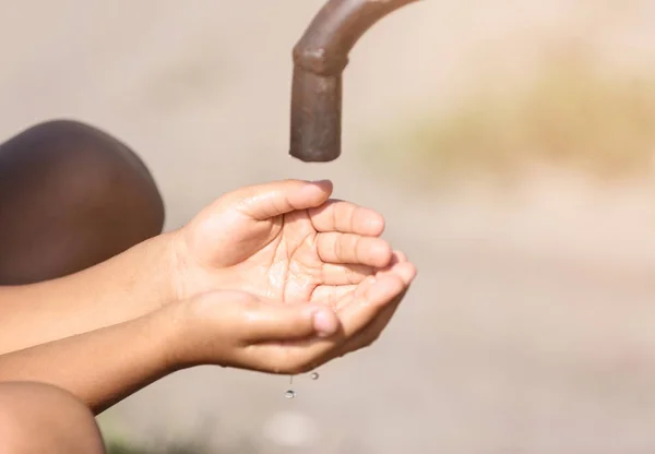 Afrikanischer Amerikanischer Junge Trinkt Wasser Aus Dem Wasserhahn Nahaufnahme — Stockfoto