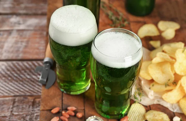 Copos Cerveja Verde Lanches Mesa Madeira Celebração Dia São Patrick — Fotografia de Stock