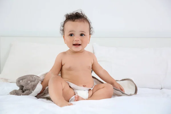 Bebé Bonito Com Toalha Depois Tomar Banho Cama Casa — Fotografia de Stock