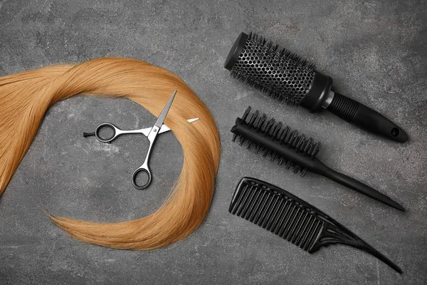 Zestaw Profesjonalny Fryzjer Kosmyk Włosów Blond Szarym Tle — Zdjęcie stockowe