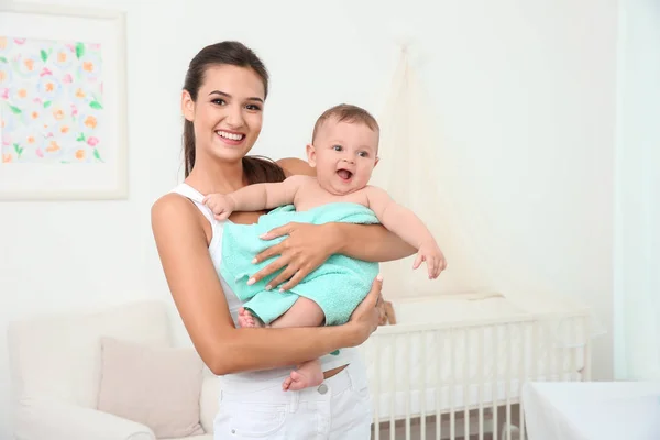Mãe Segurando Bebê Bonito Toalha Depois Tomar Banho Casa — Fotografia de Stock