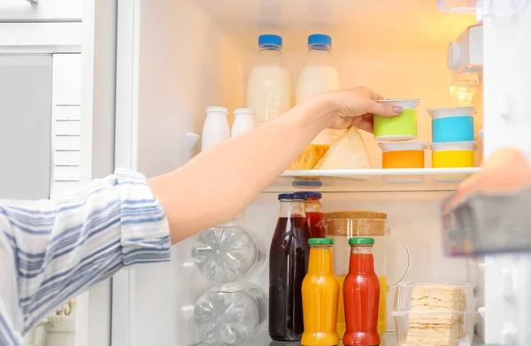 Mujer Tomando Yogur Del Refrigerador Primer Plano —  Fotos de Stock