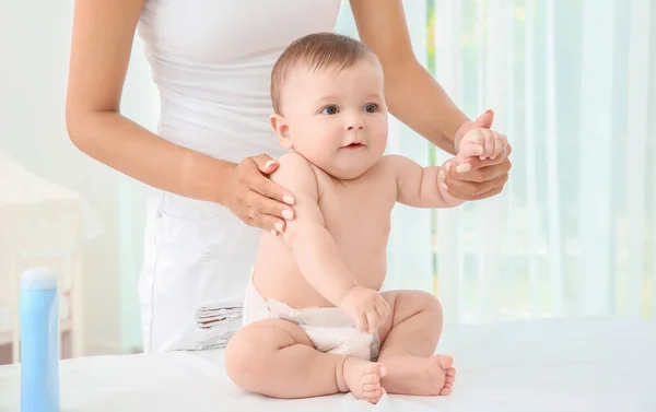 Mor Sød Baby Efter Badning Hjemme - Stock-foto