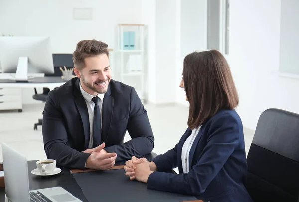 Jeune Équipe Avocats Sur Lieu Travail — Photo