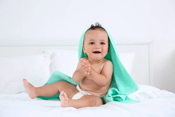 Schattige Kleine Baby Met Handdoek Het Baden Bed Thuis — Stockfoto