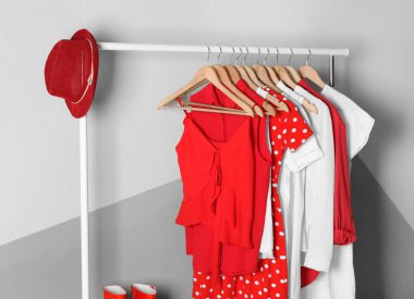 Raf soyunma odasında asılı giysi koleksiyonu