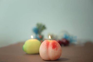 Arka plan bulanık meyve şeklinde yanan mum