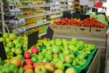 Süpermarkette taze olgunlaşmış meyve çeşitli