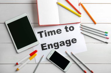 Tablet bilgisayar, cep telefonu, ileti örneği ve ifade için zaman meşgul Beyaz ahşap zemin üzerinde kompozisyonu