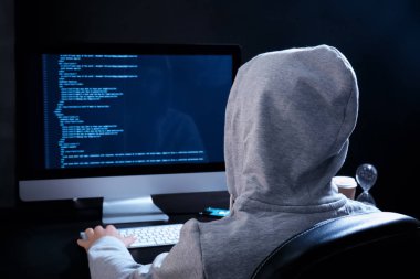 Karanlık odada giyen hoodie Hack sunucu adam