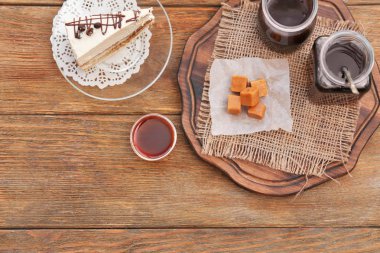 Lezzetli şeker ve masada karamel sos ile kompozisyon