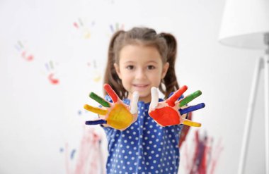 Küçük kız boyalı avuç kapalı