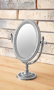 Ahşap masa yakınındaki duvara Vintage ayna