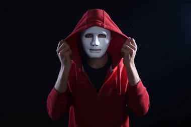 Maskeli hacker karanlıkta kapüşonlu