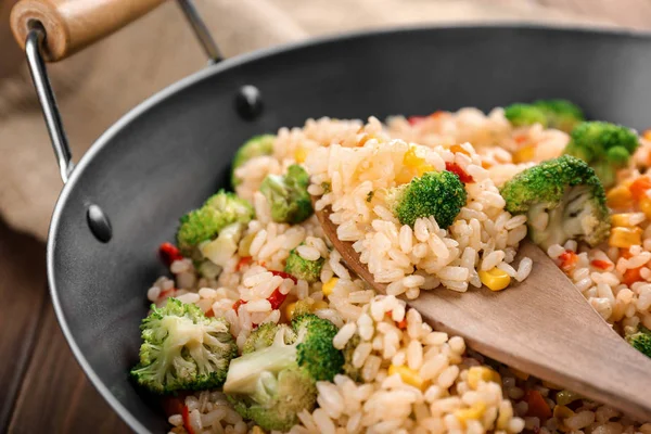 Delizioso Pilaf Riso Con Broccoli Nel Wok Primo Piano — Foto Stock