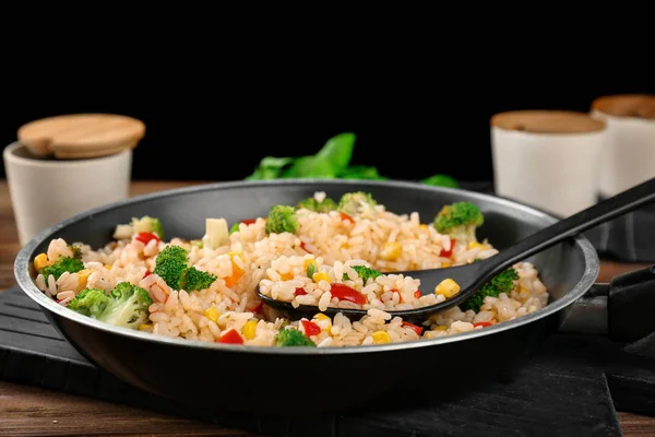 Delicioso Pilaf Arroz Com Brócolis Frigideira Mesa Madeira — Fotografia de Stock