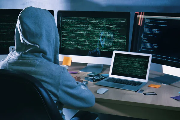 Homem Usando Servidor Hacking Hoodie Quarto Escuro — Fotografia de Stock