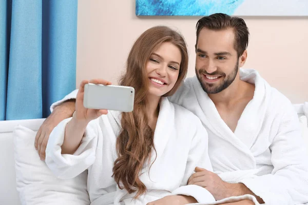 Jong Koppel Badjassen Nemen Selfie Thuis Liefdevolle — Stockfoto