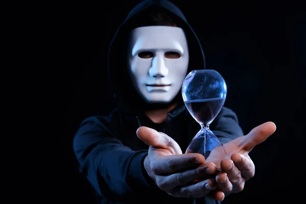 Hacker Mascarado Com Relógio Areia Escuridão — Fotografia de Stock