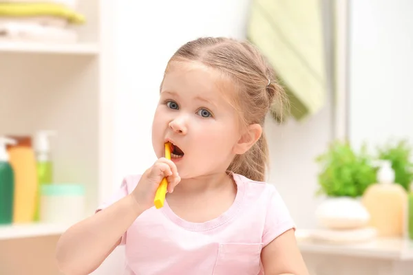 Schattig Klein Meisje Tandenpoetsen Badkamer — Stockfoto