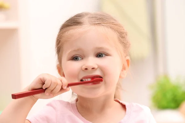 Ładna Dziewczynka Szczotkowanie Zębów Łazience — Zdjęcie stockowe