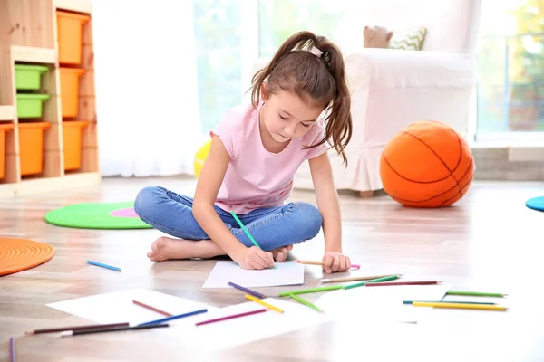 Niña Dibujando Suelo Casa —  Fotos de Stock