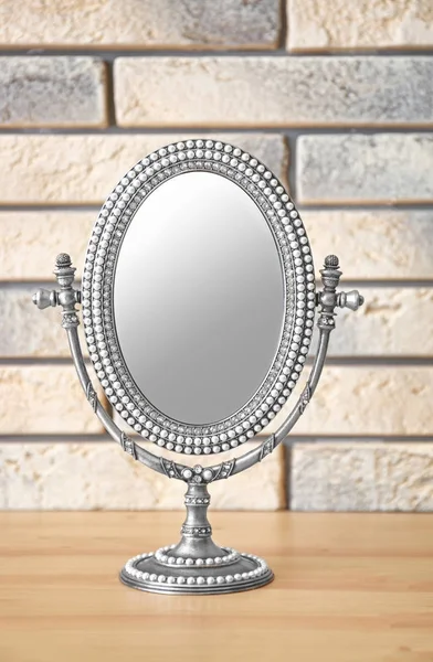 Espelho Vintage Mesa Madeira Perto Parede Tijolo — Fotografia de Stock