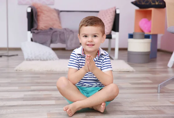 Schattige Kleine Jongen Zittend Vloer Thuis — Stockfoto